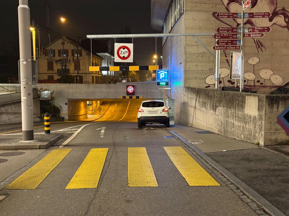 In Frauenfeld wurde ein 21-jähriger Fussgänger bei einem Zusammenstoss mit einem Auto verletzt. Die Polizei sucht Zeugen.