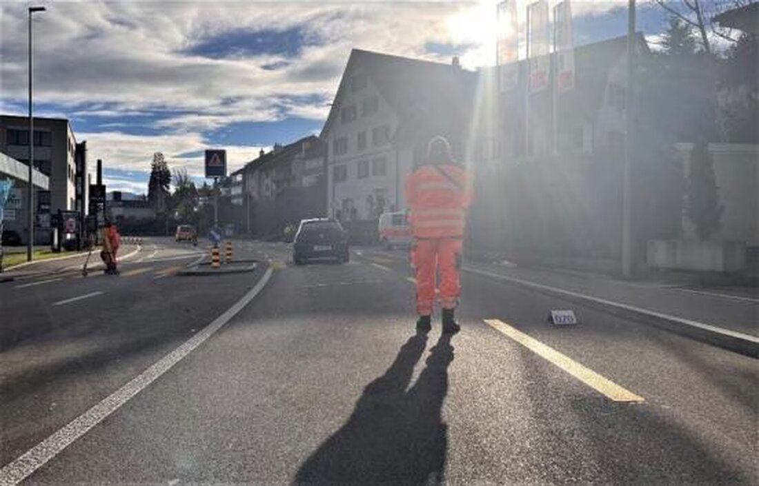 Fussgängerin in Wädenswil bei Verkehrsunfall verletzt; Unfallursache unklar, Polizei ermittelt. Seestrasse bis 12 Uhr gesperrt.