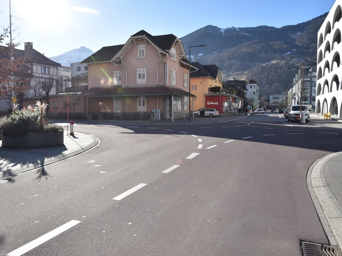 In Landquart kam es zu einem Unfall, bei dem eine 71-jährige Fussgängerin von einem Auto erfasst und verletzt wurde.