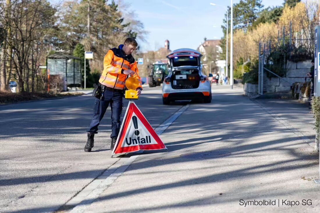Fussgängerin in Buchs nach Kollision mit unbekanntem Radfahrer verletzt. Kantonspolizei St.Gallen sucht Zeugen für den Vorfall.