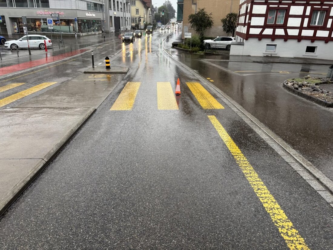 Am Donnerstag kam es auf der Lerchenfeldstrasse in Wil zu einem Unfall zwischen einem Auto und einer Fussgängerin, die sich leicht verletzte.