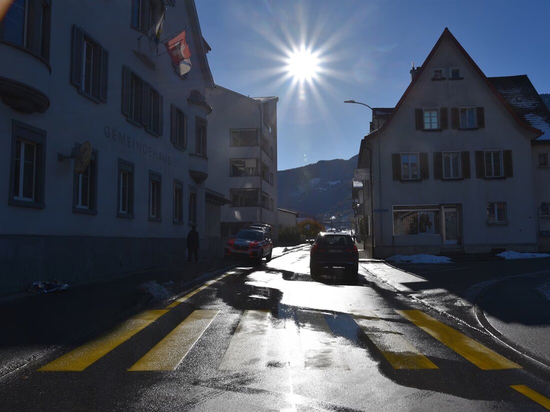 In Bonaduz wurde eine 78-jährige Frau mit ihrem Hund auf einem Fussgängerstreifen von einem Auto angefahren. Die Ursache wird untersucht.