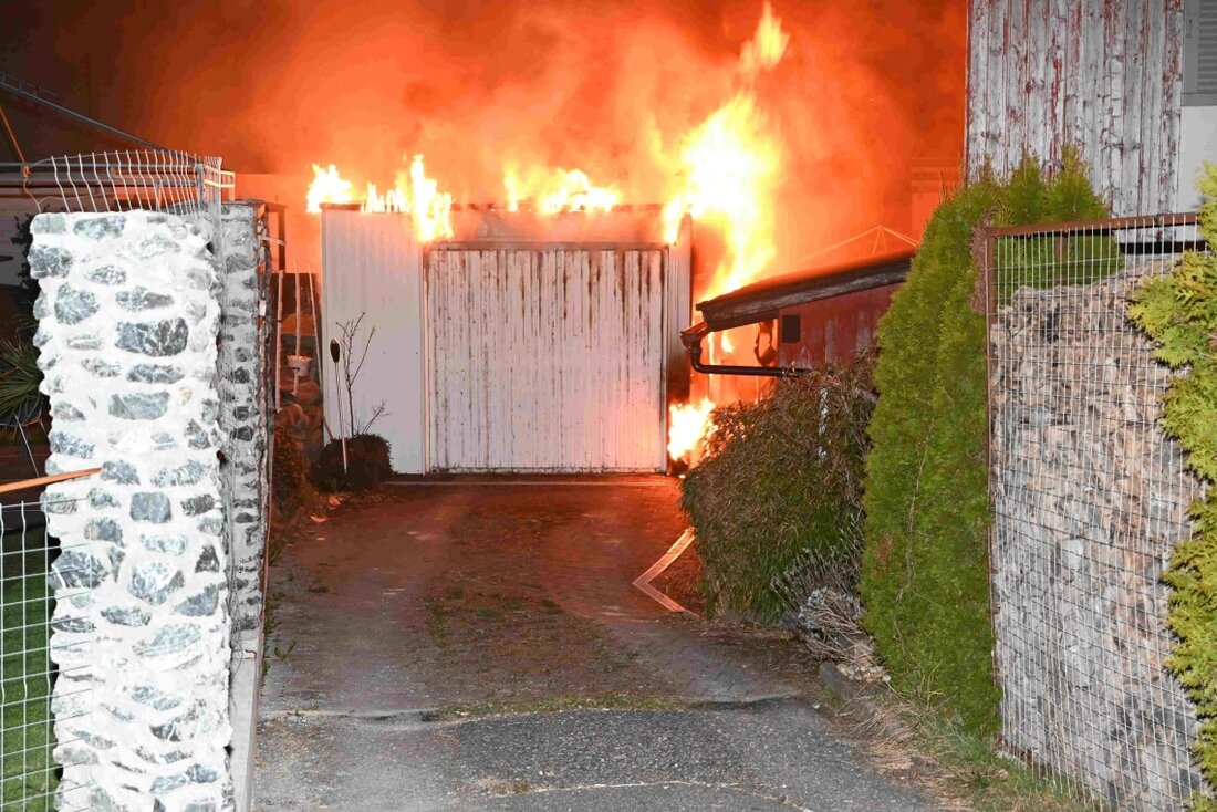 Am Samstag, 22.03.2025, geriet eine Einzelgarage in Flawil in Brand. Ein parkierter Lieferwagen erlitt Totalschaden.