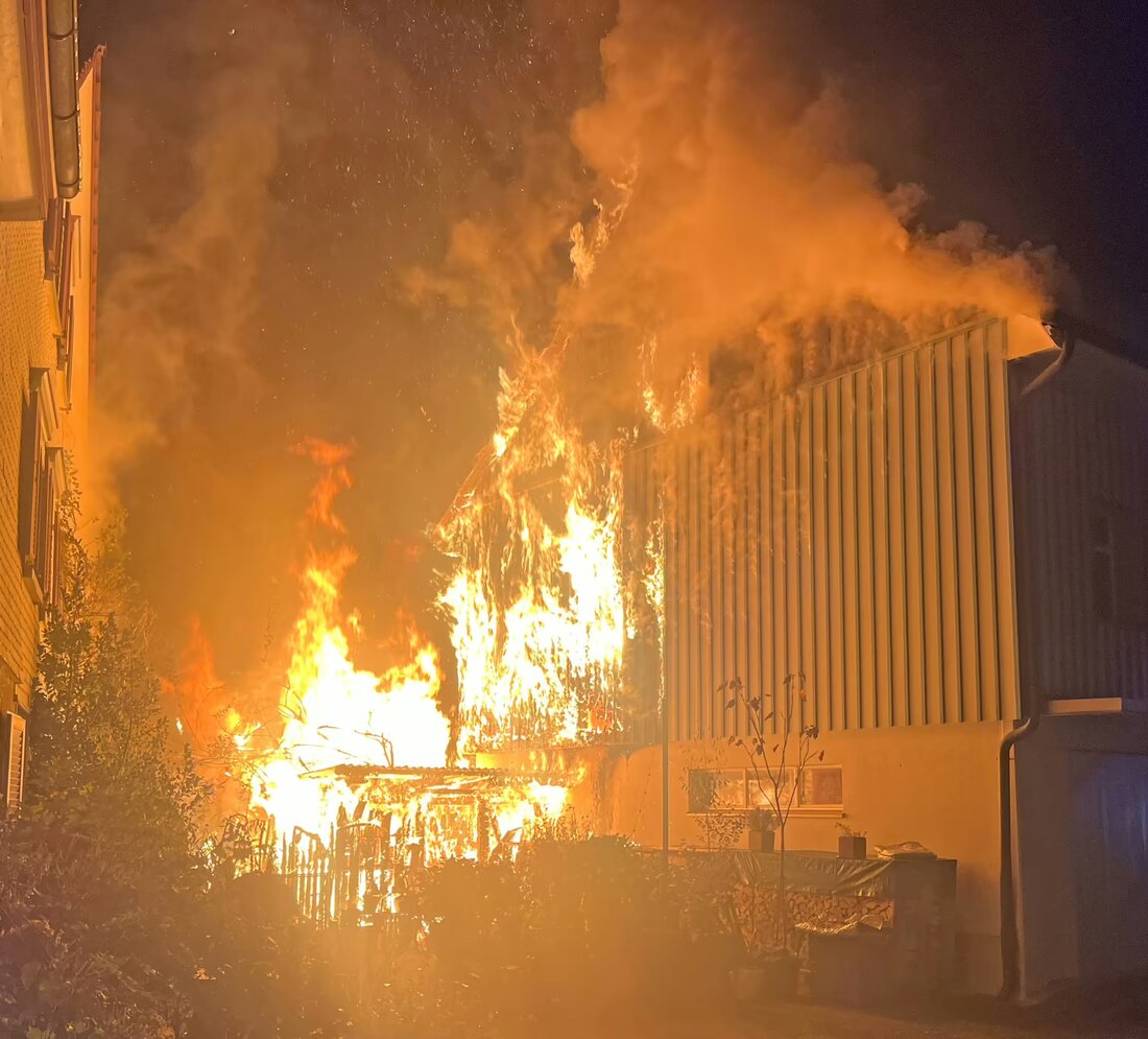 In Uttwil brannte ein Gartenhaus, Sachschaden über 100.000 Franken. Zeugenaufruf zur Klärung der Brandursache.