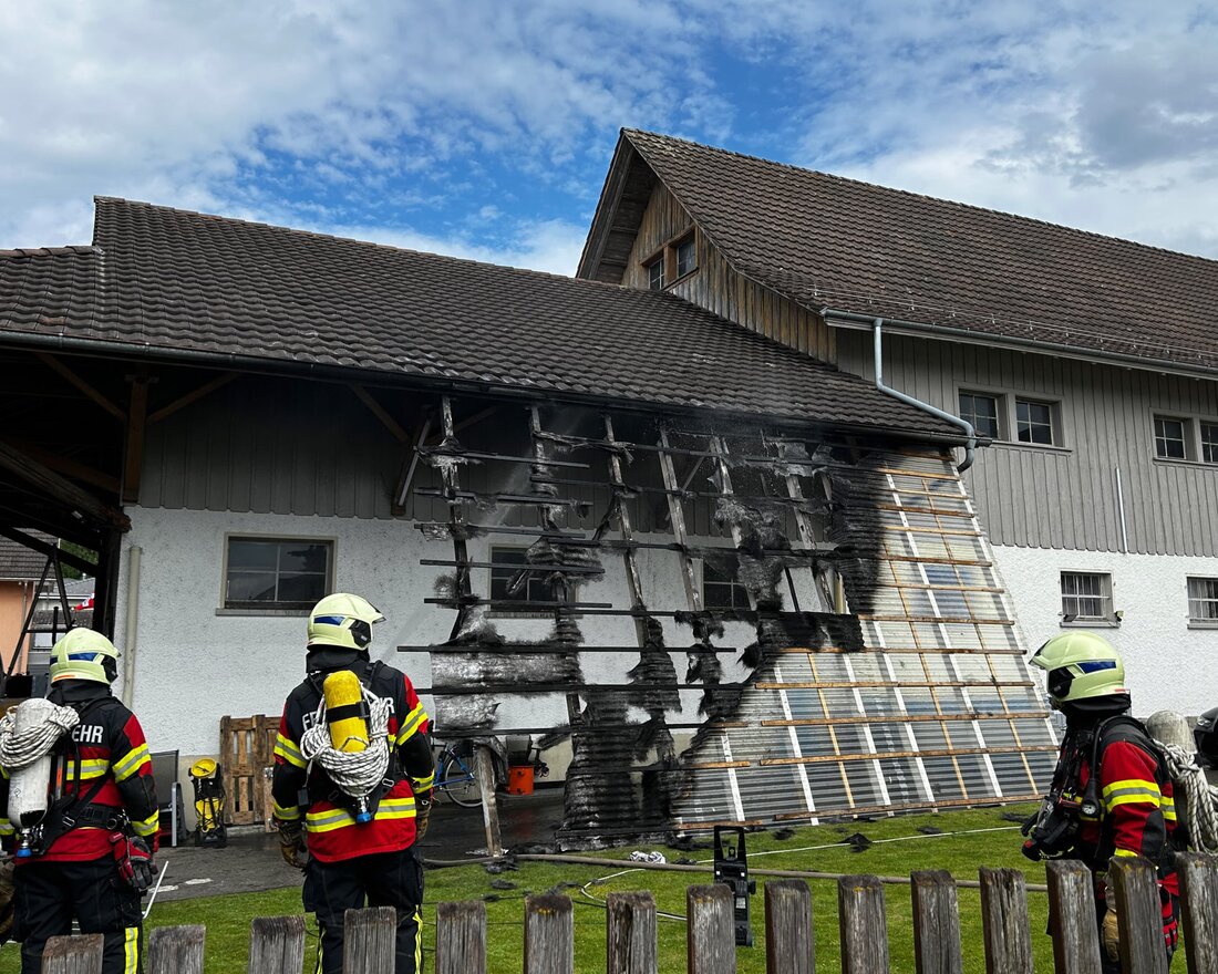 In Riedt bei Erlen geriet eine Holzuntersicht beim Unkrautvernichten mit einem Gasbrenner in Brand. Niemand wurde verletzt.
