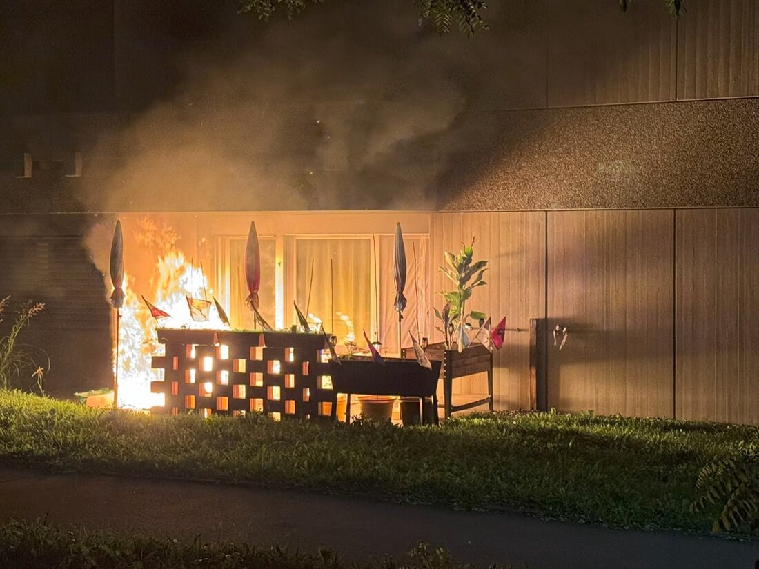 In Chur geriet am Samstagabend ein Gasgrill in einem Mehrfamilienhaus in Brand. Feuerwehr und Polizei waren im Einsatz.