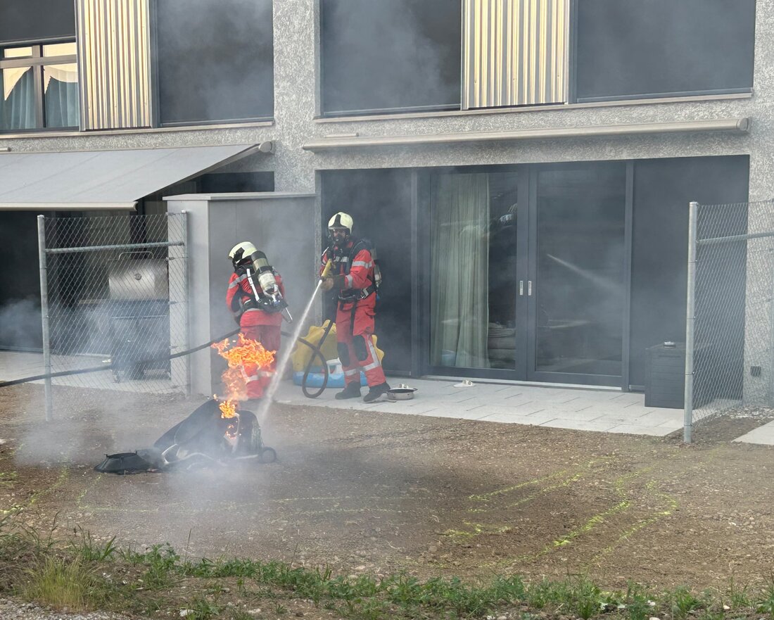 In Felben-Wellhausen löste ein Gasgrillbrand am Samstag einen Einsatz der Feuerwehr aus. Sachschaden, keine Verletzten.