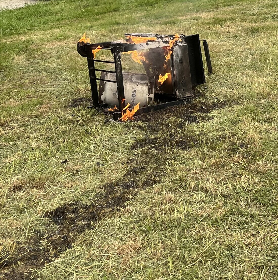 In Schönenbaumgarten geriet ein Gasgrill in Brand, Sachschaden entstand, jedoch keine Verletzten. Brandursache wird ermittelt.