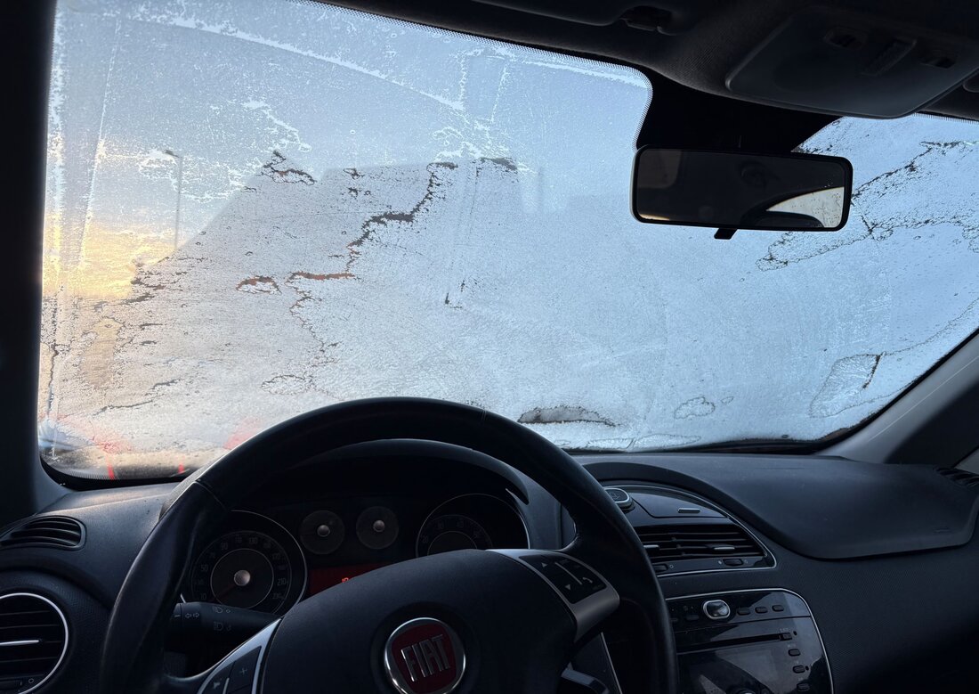 Kantonspolizei Thurgau stoppt Autofahrer in Steckborn mit stark vereisten Scheiben. Sicherheit gefährdet – Anzeige folgt.