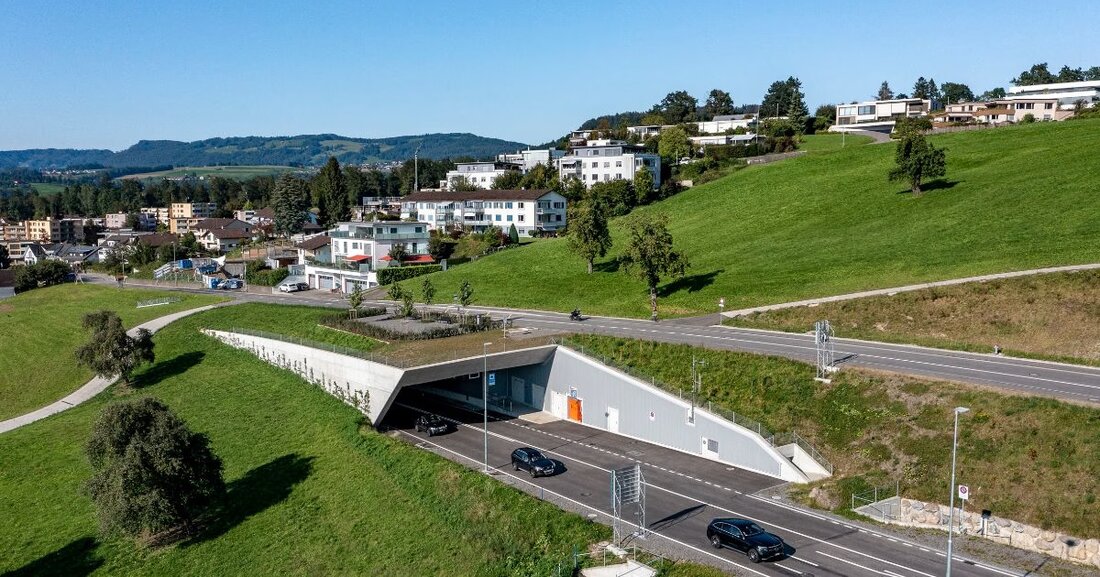 In Baar sind vom 19. bis 21. Mai 2025 Unterhaltsarbeiten im Geissbüeltunnel. Der Tunnel ist nachts gesperrt, Umleitungen sind eingerichtet.