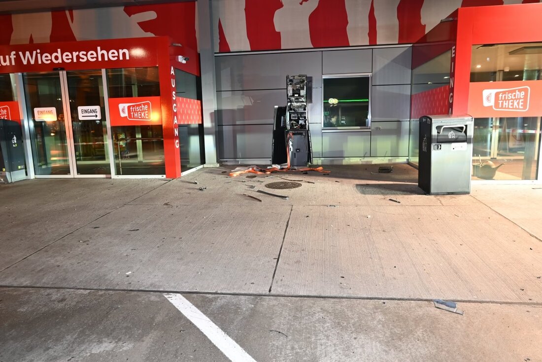 Unbekannte Täter sprengen Geldautomaten in Sevelen, fliehen mit gestohlenem Auto. Kantonspolizei sucht Zeugen.
