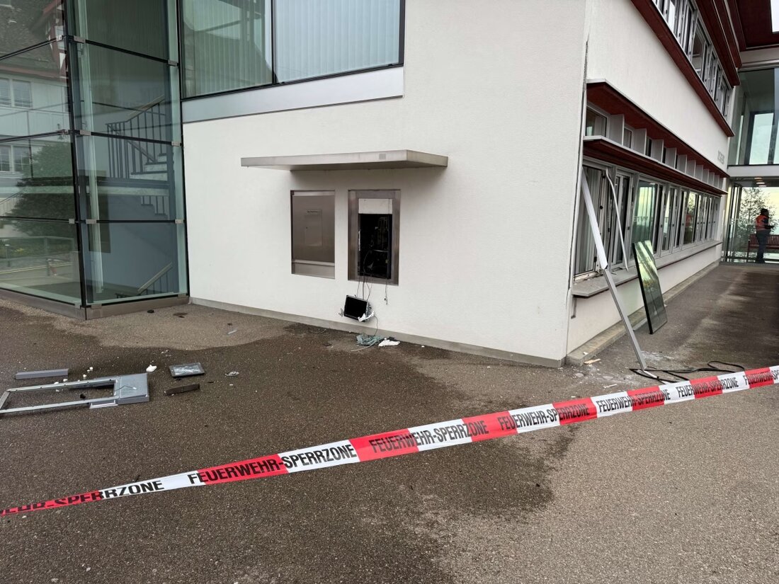 Unbekannte sprengen Geldautomaten in Mörschwil, fliehen mit weißem Auto. Kantonspolizei sucht Zeugen für Hinweise.