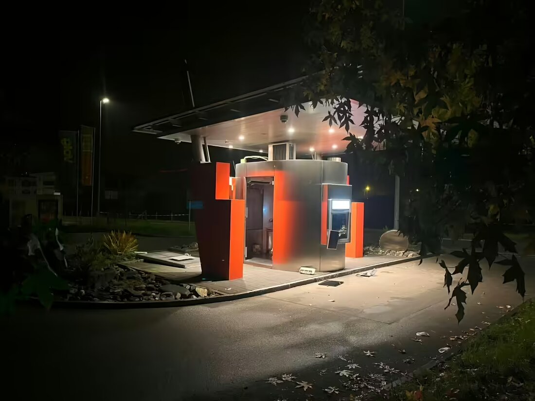 Unbekannte Täter versuchen, Geldautomat in Tübach zu sprengen. Kantonspolizei St.Gallen sucht Zeugen des Vorfalls.