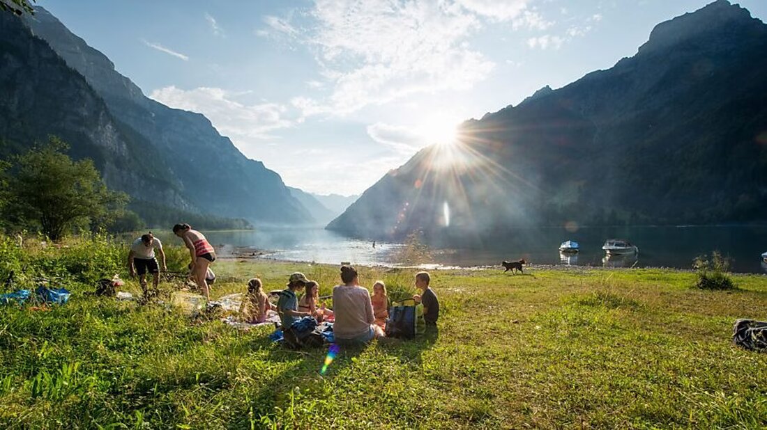 Die Badewasserqualität an Glarner Seebädern ist ausgezeichnet. Aktuelle Tests zeigen, dass alle geprüften Badeplätze in den Kantonen Glarus und Graubünden die Qualitätsklasse A erreichen. Dieses positive Ergebnis basiert auf strengen Untersuchungen durch das Amt für Lebensmittelsicherheit und zeigt, dass die Wasserqualität trotz möglicher Wettereinflüsse stabil bleibt.