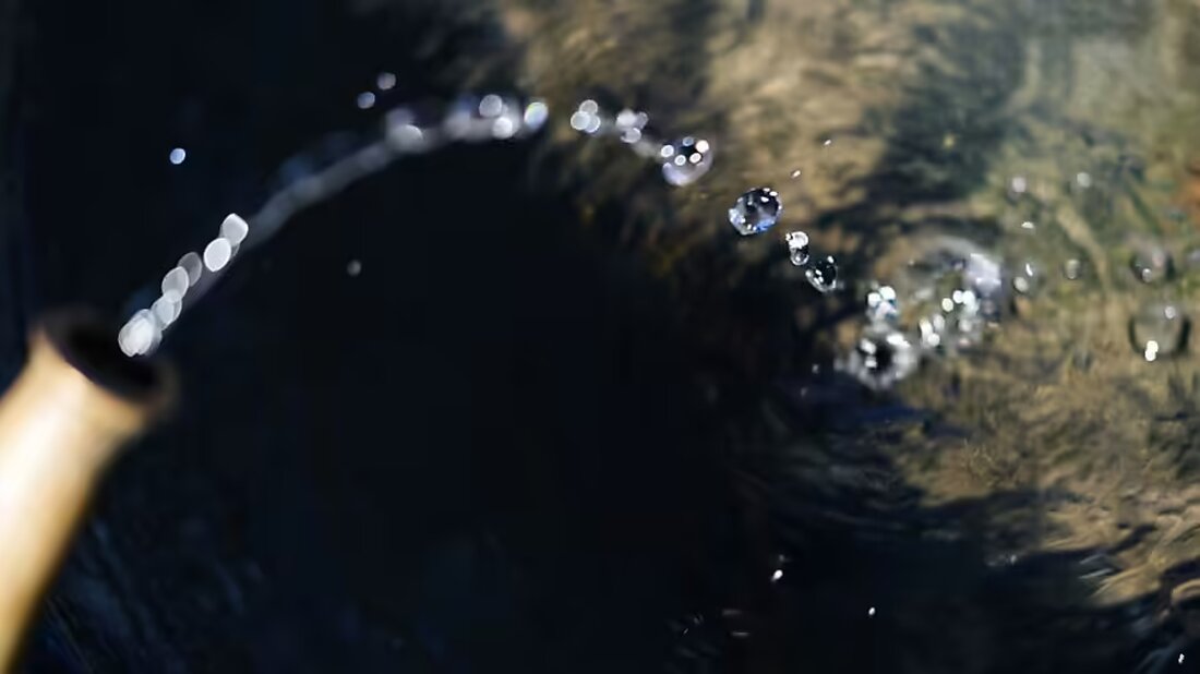 Das Trinkwasser im Kanton Glarus zeigt hervorragende Qualität: Nur eine von 30 Proben ist beanstandet worden. Aktuelle Ergebnisse.