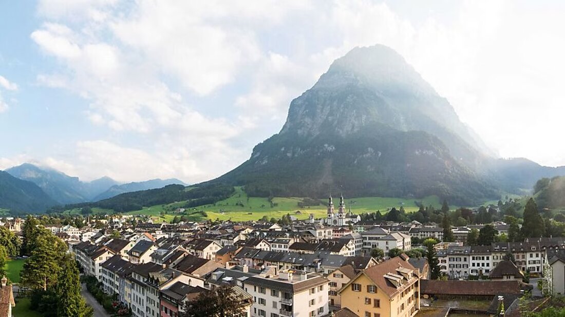 Der Regierungsrat genehmigt die Energieplanung der Gemeinde Glarus, die bis 2050 Netto-Null-Treibhausgasemissionen anstrebt.