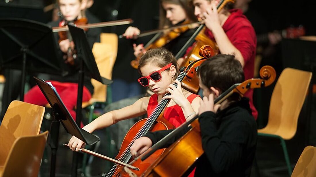 Der Kanton Glarus integriert das Förderprogramm «Junge Talente Musik» in die Musikschulverordnung zur Unterstützung junger Musikschüler.