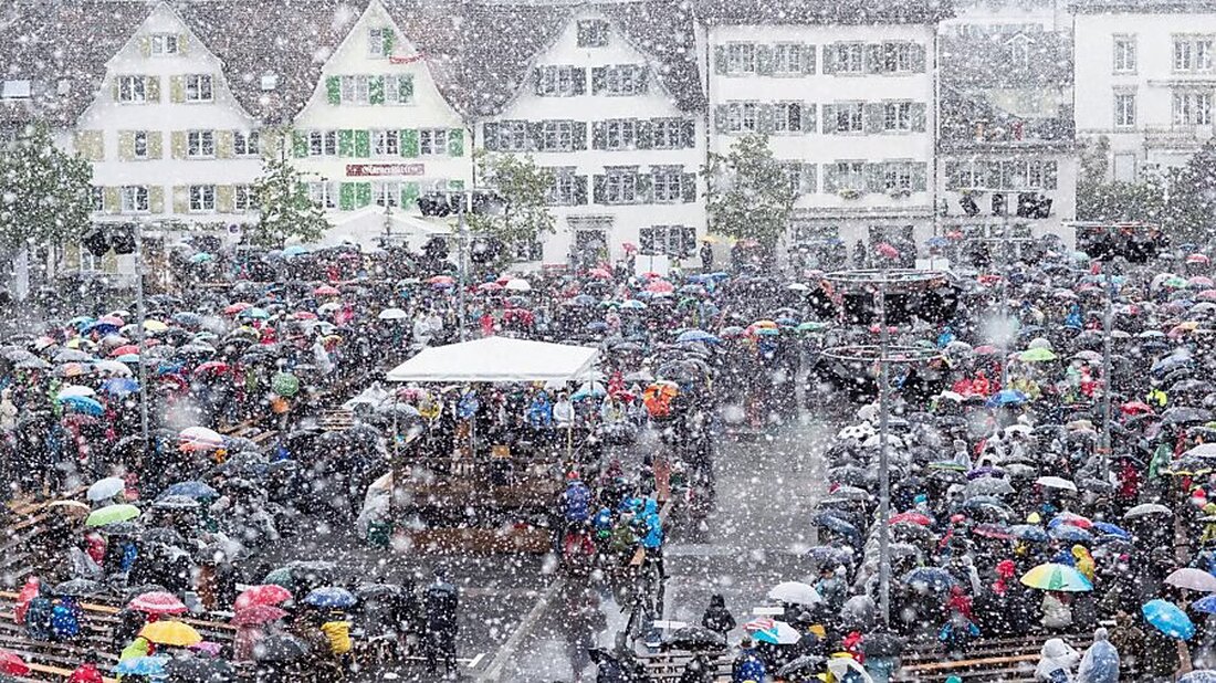 Der Kanton Glarus unterstützt die Stellungnahme der Konferenz der Kantonsregierungen zum EU-Vertragspaket und betont die Notwendigkeit von Transparenz.