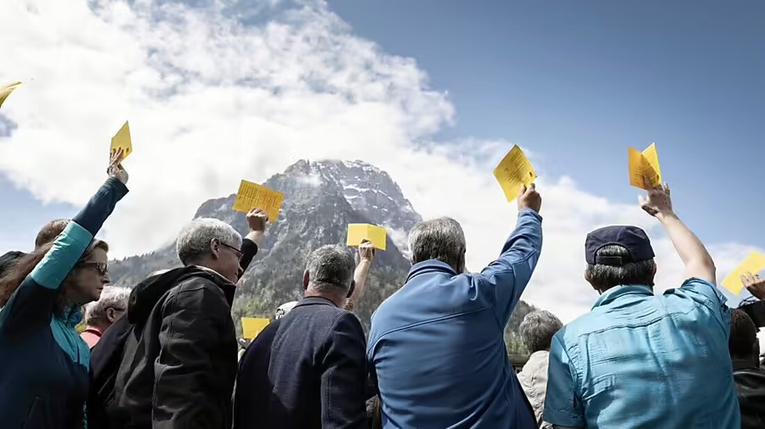 Der Kanton Glarus reformiert die politische Partizipation durch Verfassungsänderungen und neue Gesetze, die mehr Rechte und Zugänge fördern.