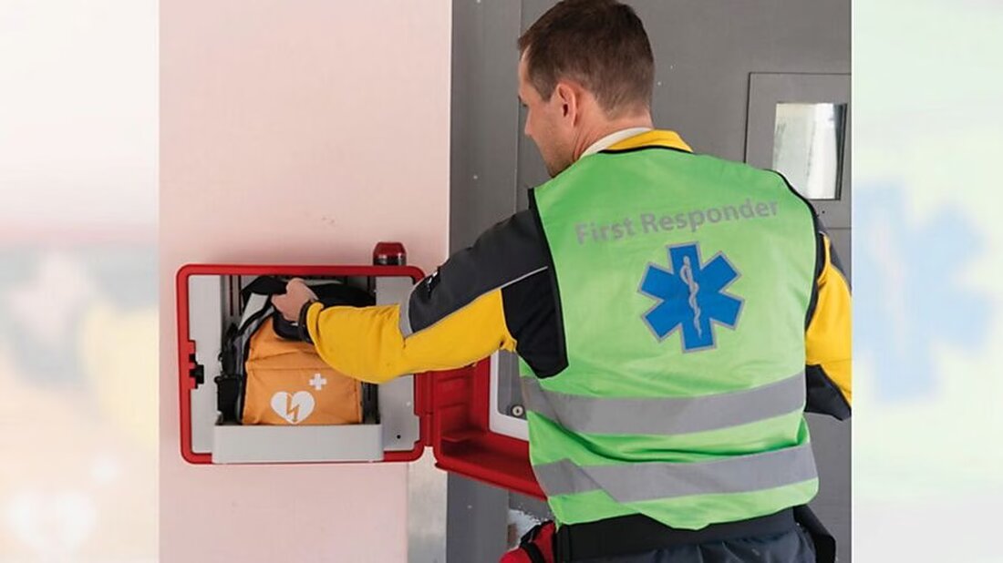 Im Glarnerland werden ab 1. August 2025 die ersten 14 First Responder Plus für Notfälle einsatzbereit sein, um die medizinische Versorgung zu verbessern.