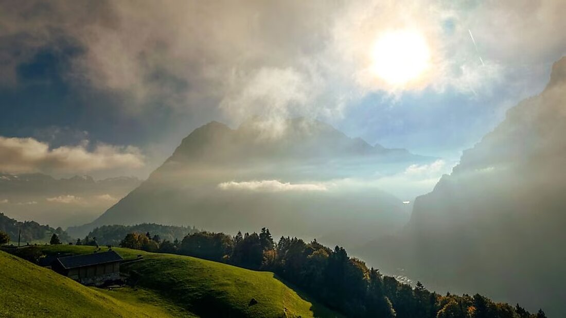 Regierungsrat Glarus präsentiert Klimagesetz zur Erreichung von Netto-Null bis 2050. Abstimmung an der Landsgemeinde 2026 geplant.
