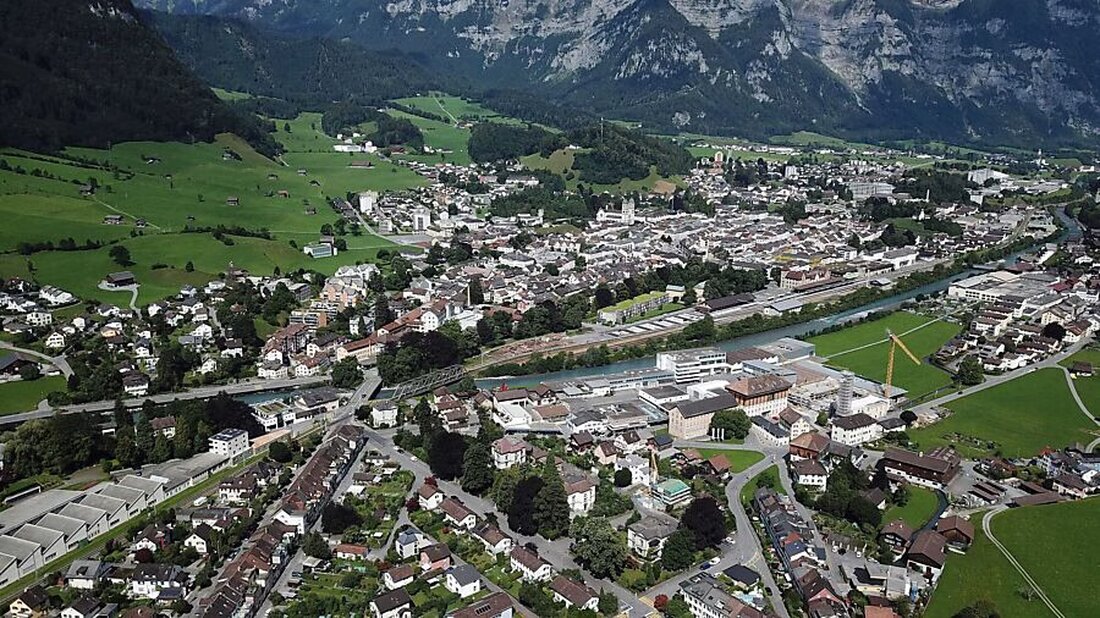 Der Kanton Glarus implementiert ein neues Instrument zur effizienten Verwaltung von Bauzonenreserven, basierend auf umfassenden Datenerhebungen.
