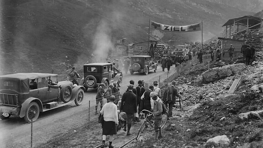 Der Kanton Glarus plant eine umfassende Reform der Strassenverkehrssteuer, um technologische Entwicklungen und ökologische Aspekte zu berücksichtigen.