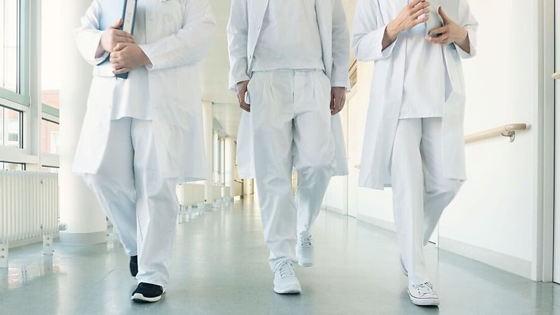 Der Kanton Glarus startet die Vernehmlassung zu bedeutenden Anpassungen im Gesundheitswesen, um Prämien zu entlasten und gesetzliche Vorgaben umzusetzen.
