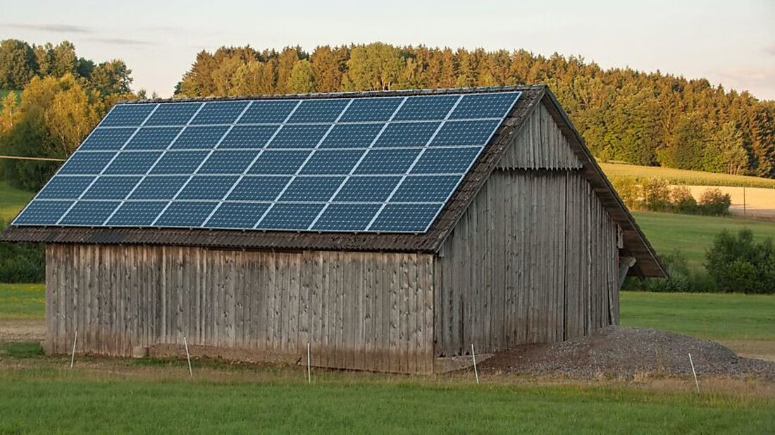 Der Kanton Glarus vereinfacht die Baubewilligung für Solaranlagen und Wärmepumpen mit neuen Merkblättern und interaktiven Karten.