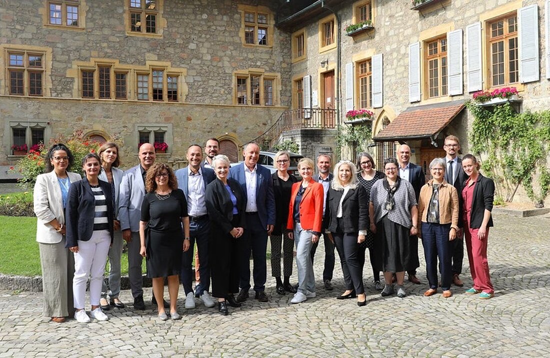 Westschweizer Staatsrätinnen und Staatsräte gründen Kompetenzzentrum zur Kontrolle der Lohngleichheit für Frauen und Männer in Estavayer-le-Lac.