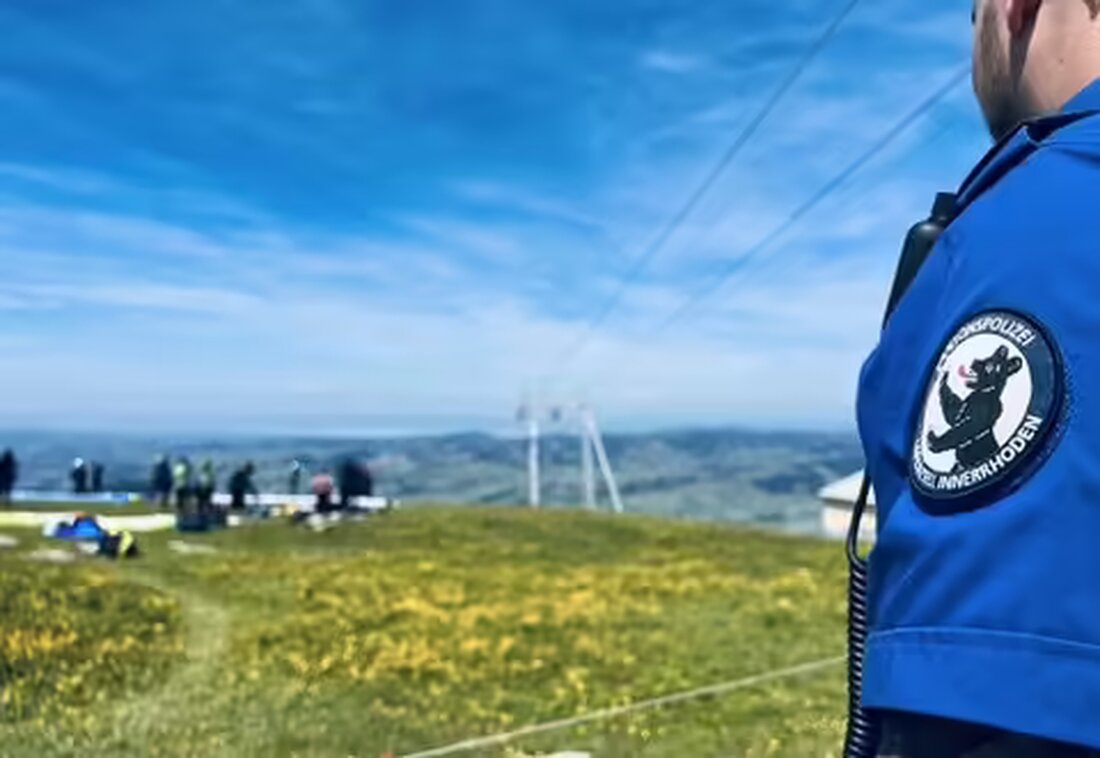 Ein 27-jähriger Gleitschirm-Flugschüler stürzte in Jakobsbad ab, nachdem er in Seile der Luftseilbahn geriet. Verletzt ins Spital.