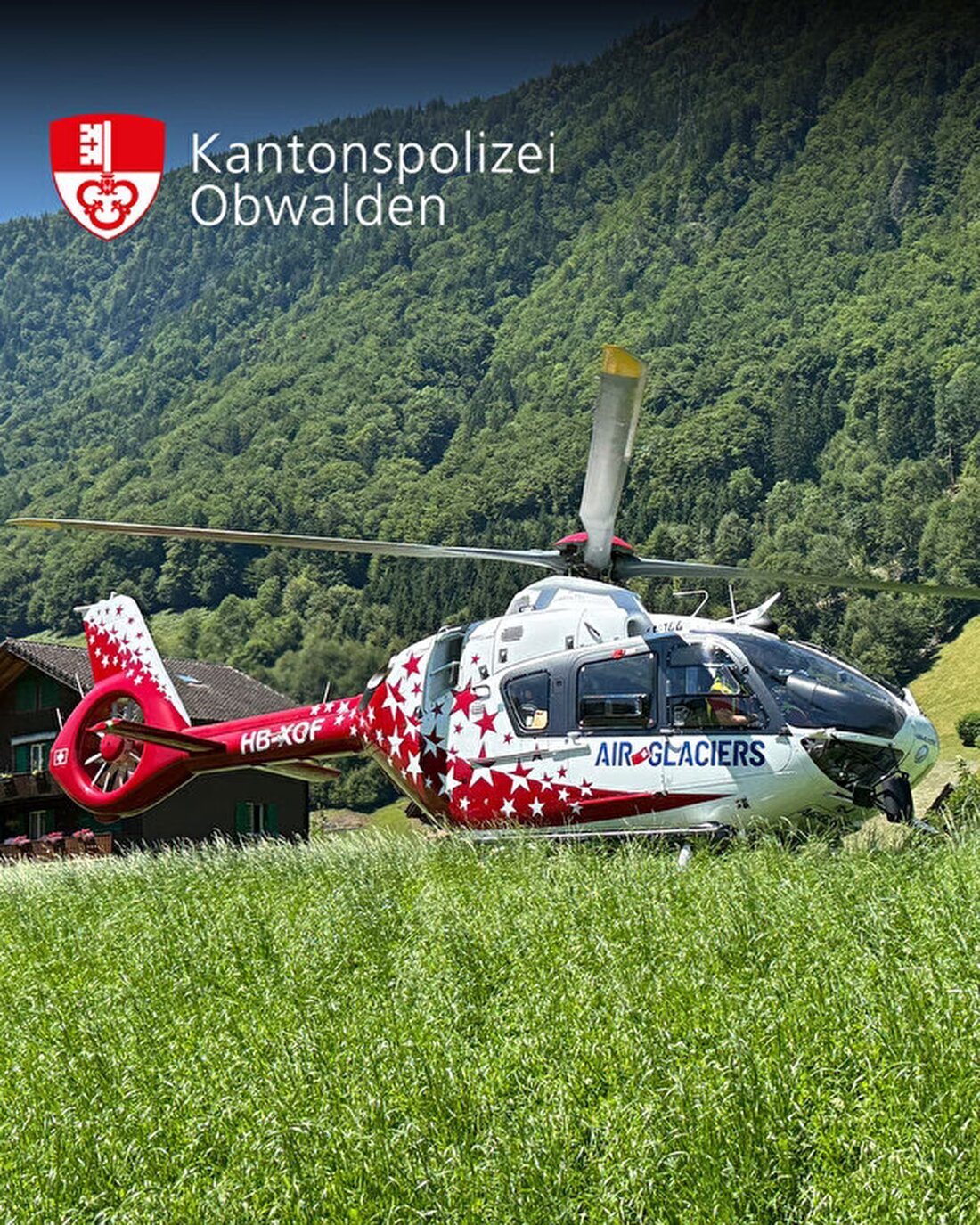 Gleitschirmpilot in Lungern bei Landung abgestürzt und erheblich verletzt. Polizei ermittelt, Rettungshelikopter im Einsatz.