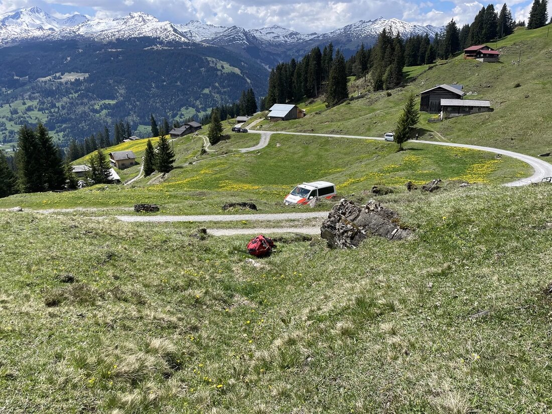In Pany stürzte ein Gleitschirmflieger am Sonntag nach einem Manöver ab und erlitt mittelschwere Verletzungen.