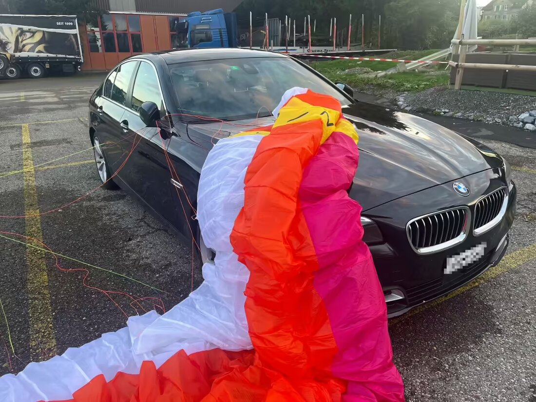 Ein Gleitschirmpilot verletzte sich bei der Landung in Bütschwil am 11.10.2024, nachdem er ein parkendes Auto berührte.