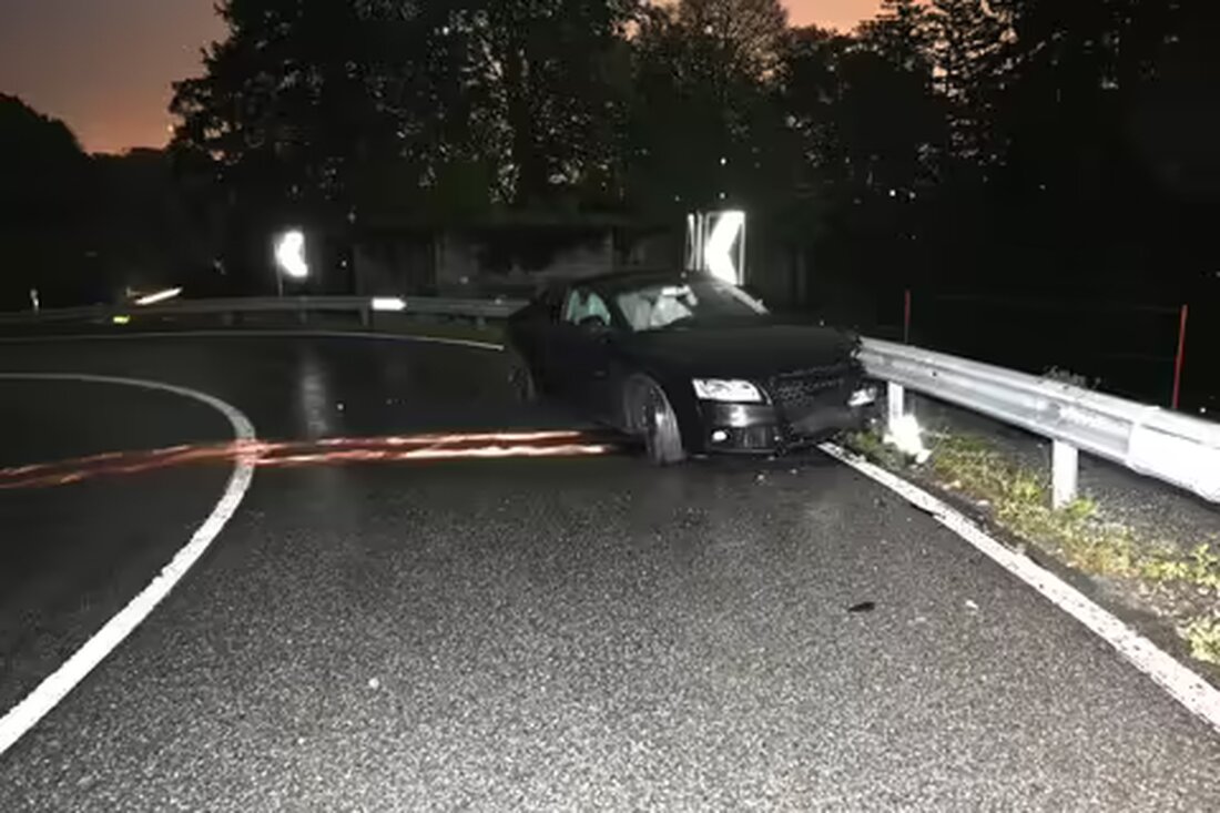 Bei einem Selbstunfall in Oberegg verursachte ein 20-Jähriger Totalschaden an seinem Fahrzeug. Glücklicherweise blieben alle unverletzt.