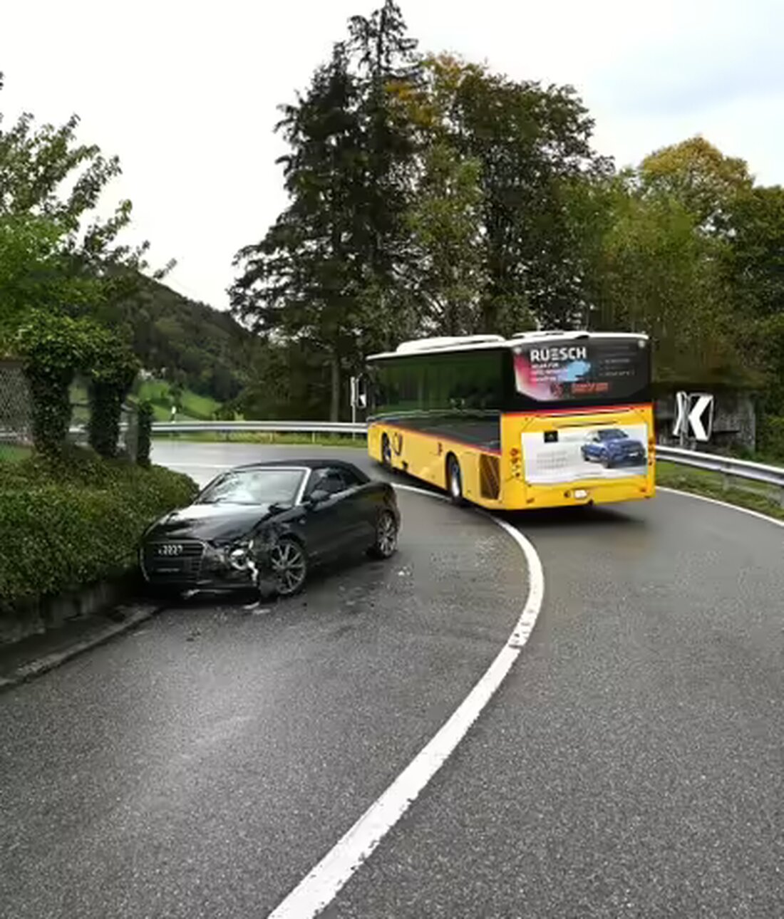 In Oberegg kam es am 10.10.2024 zu einer Kollision zwischen Personenwagen und Postauto. Glücklicherweise wurden keine Verletzten gemeldet.