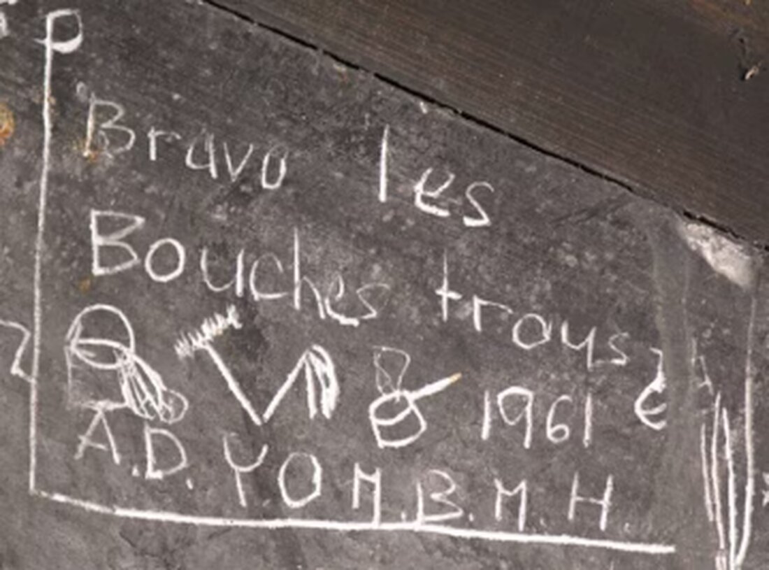 Entdeckung von über 700 Graffitis aus den 1940er- und 1950er-Jahren im ehemaligen Waisenhaus in Carouge, die das Leben der Bewohnerinnen dokumentieren.