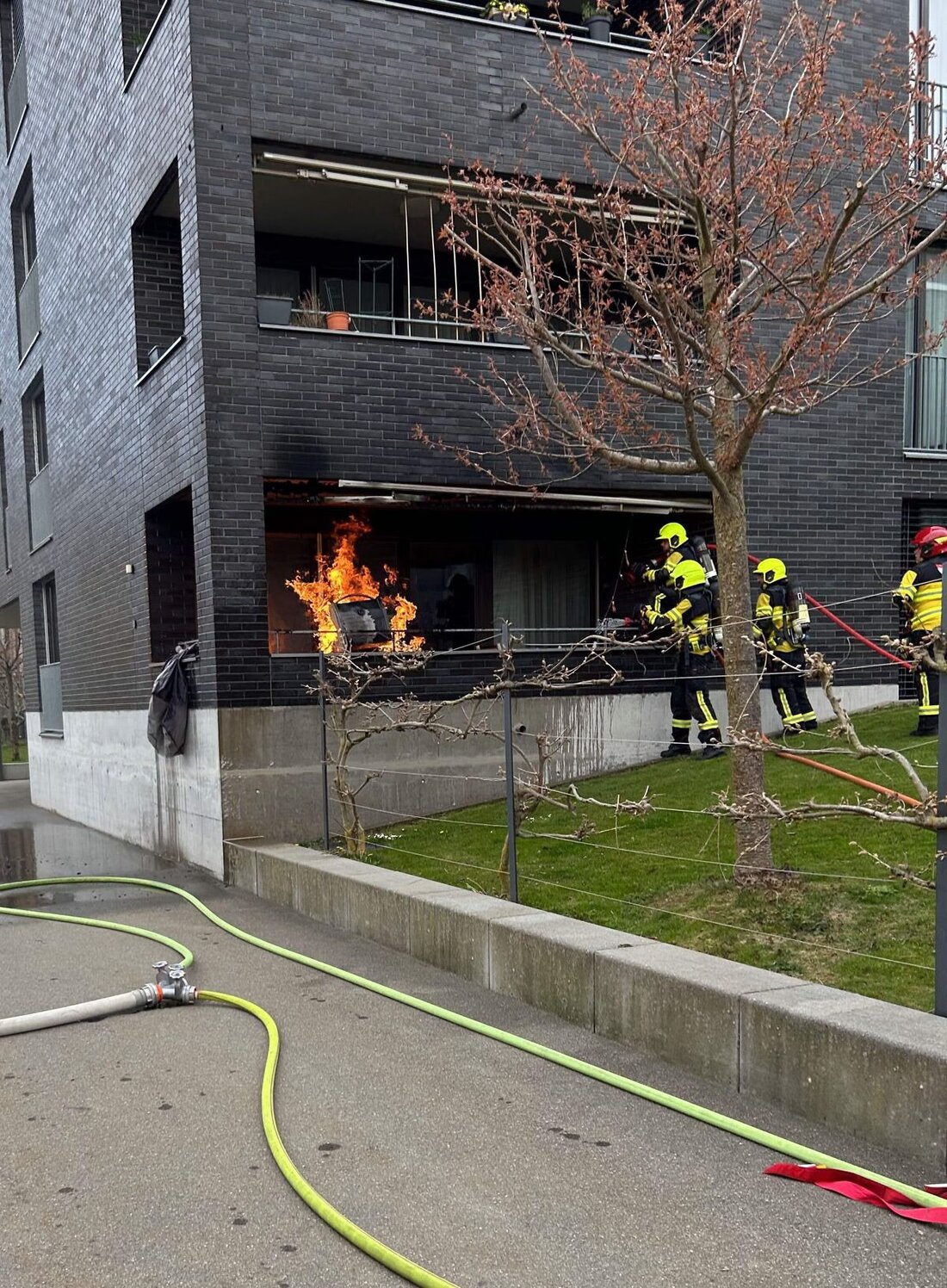 Am 12. April 2025 kam es in Herisau zu einem Gasgrill-Brand, der hohe Sachschäden verursachte. Feuerwehr konnte Schlimmeres verhindern.