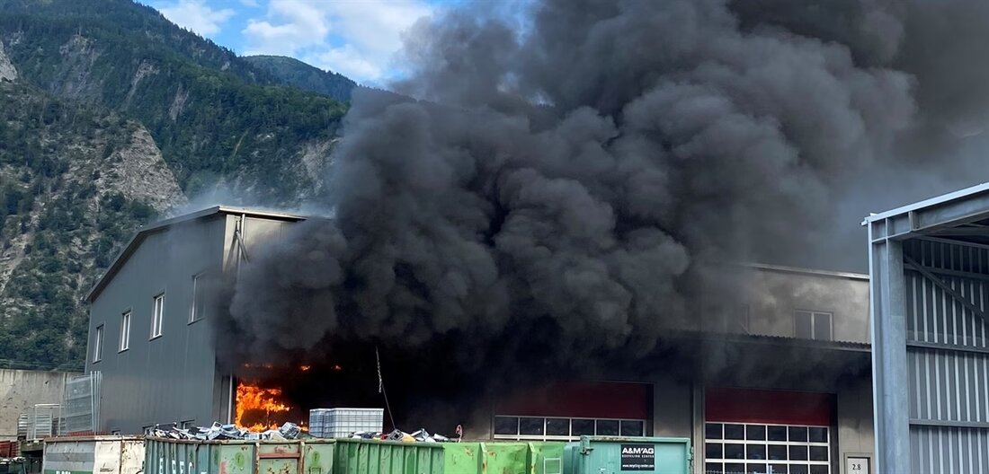 In Trimmis brach am Donnerstagabend ein Brand auf einem Entsorgungsareal aus. Die Feuerwehr konnte Schlimmeres verhindern.