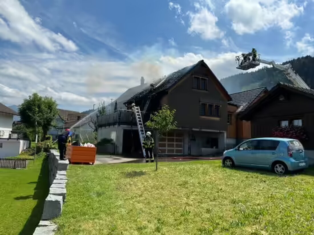 Am 26.07.2024 brach ein Brand in einem Wohnhaus an der Riedstrasse in Appenzell aus, schwerer Sachschaden entstand.