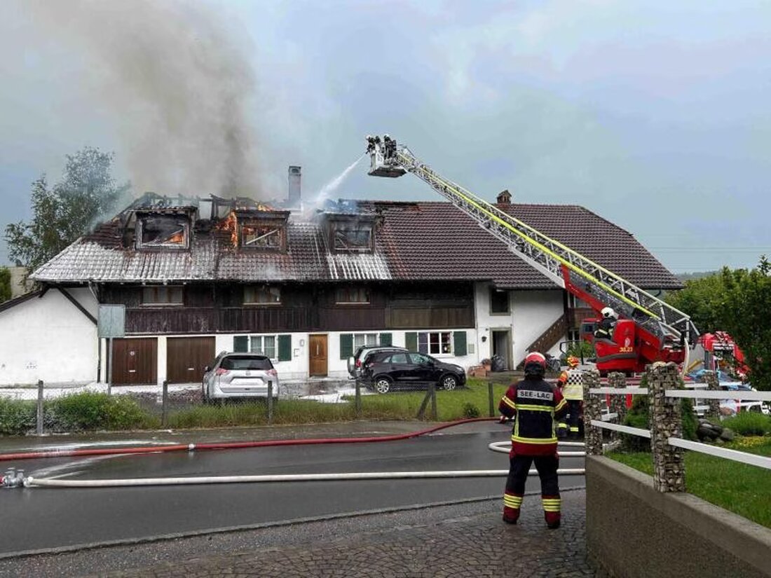 In Courgevaux wurden sechs Personen nach einem Brand in einem Wohnhaus evakuiert. Feuerwehr und Polizei im Einsatz. Keine Verletzten.