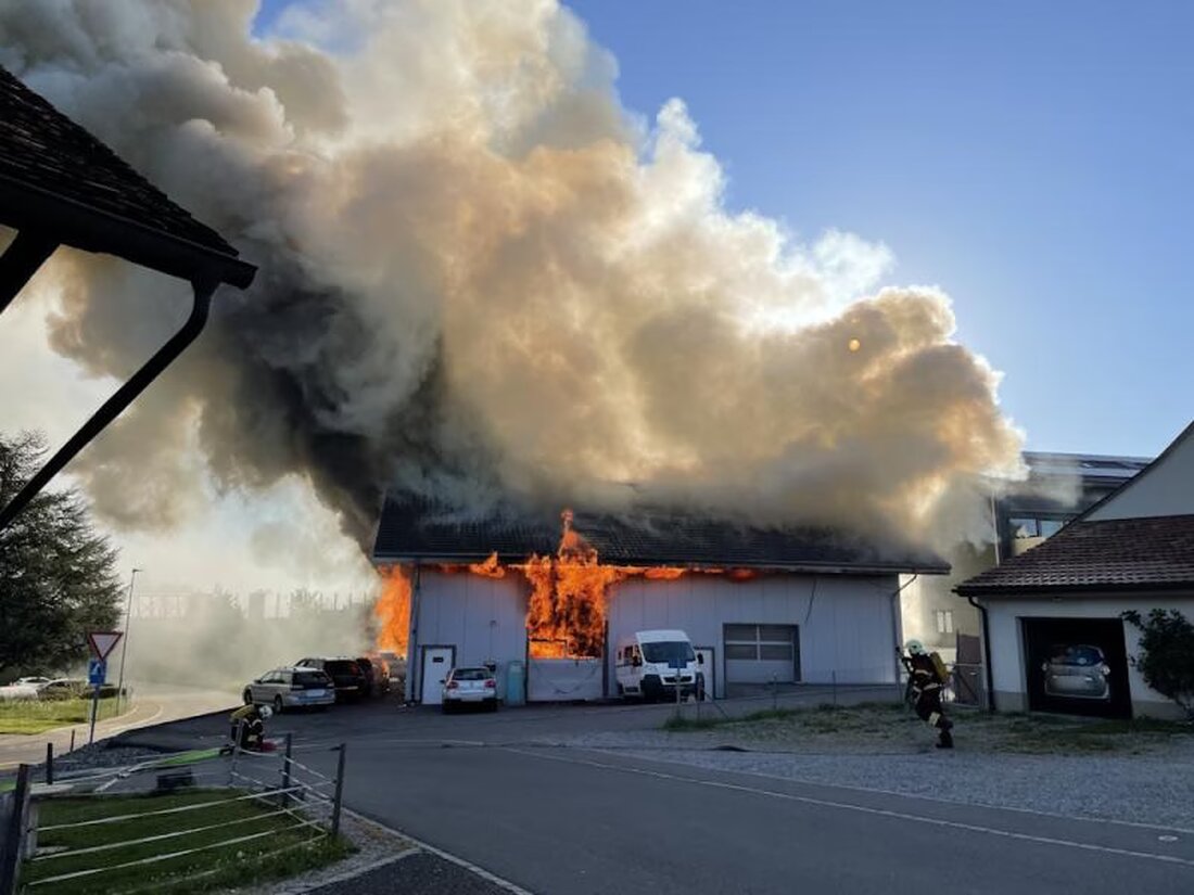 Ein Brand in einer Garage in Ecuvillens am 1. Mai 2025 zerstörte Gebäude und erforderte die Evakuierung von neun Personen.