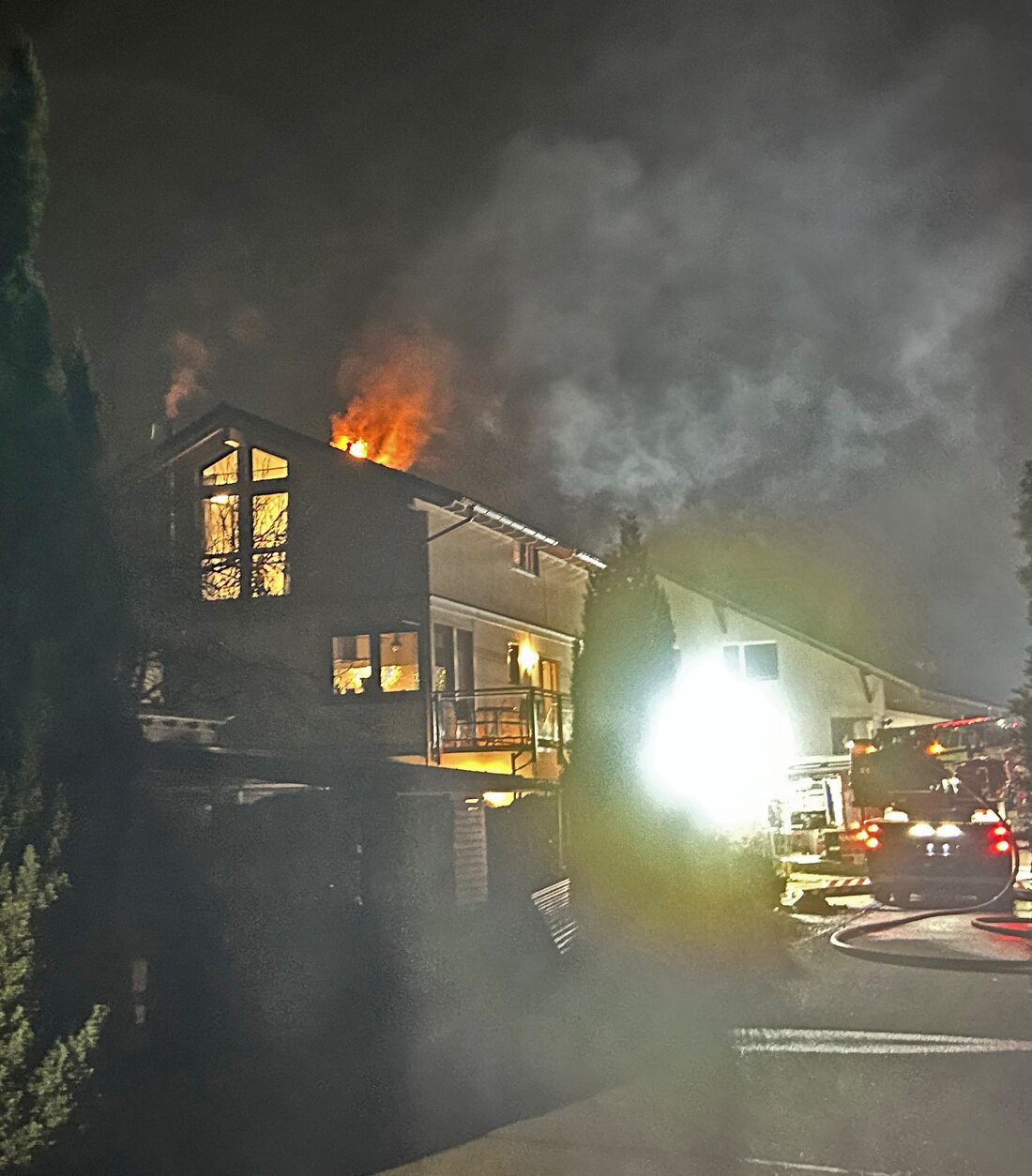 Ein Brand im Dachstock eines Einfamilienhauses in Eschenz führt zu erheblichem Sachschaden, verletzt wurde jedoch niemand.