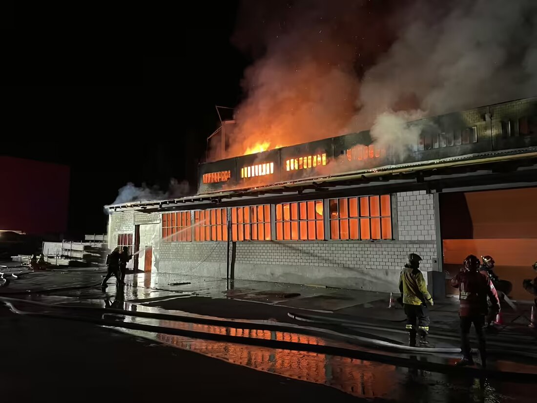 In Fideris brach am Mittwochmorgen ein Brand in einer Lagerhalle aus, der hohen Sachschaden verursachte. Feuerwehr im Einsatz.