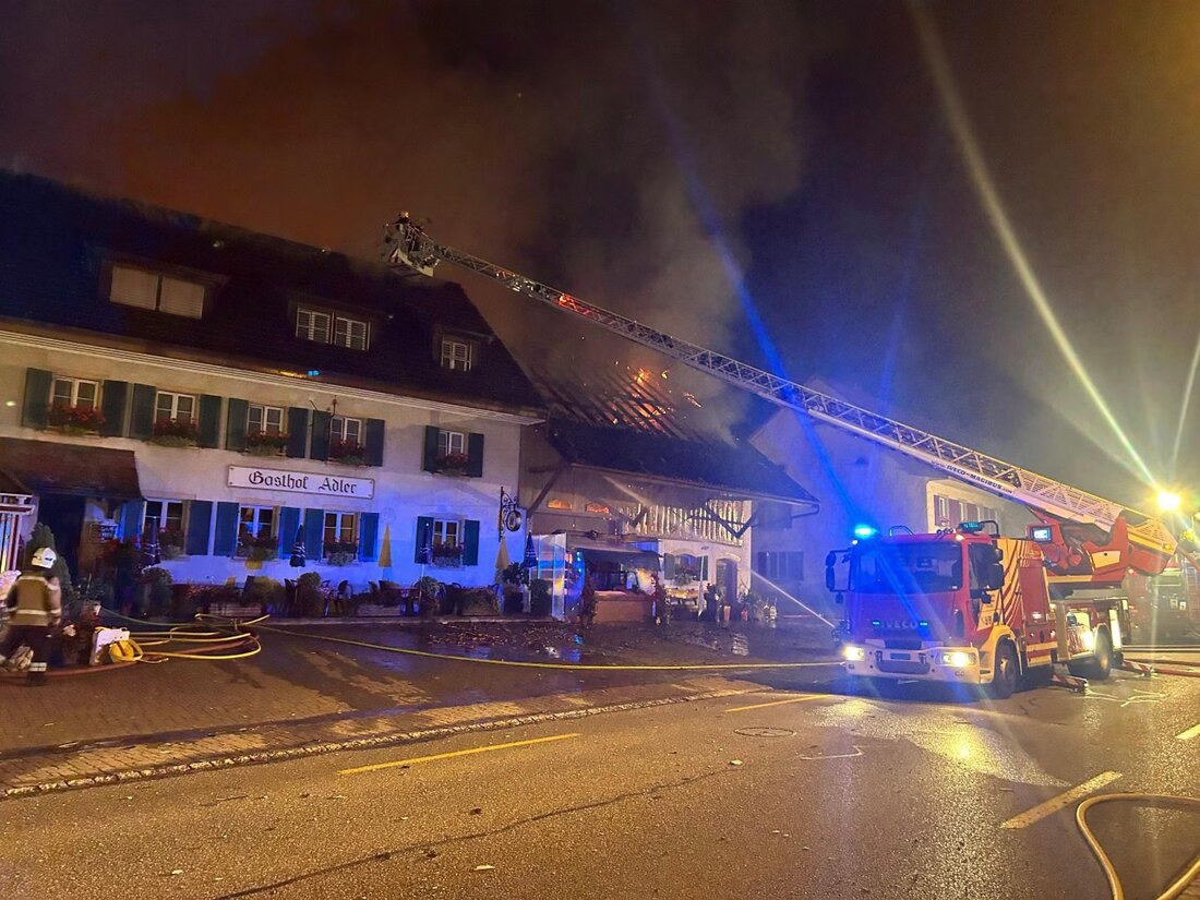 In Gipf-Oberfrick wurde ein Gasthof bei einem Großbrand vollständig zerstört. Zwei Feuerwehrleute wurden verletzt, die Brandursache ist unklar.