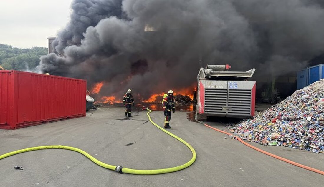 Am 15. August 2025 brach ein Brand in einem Lagerhaus für Recyclingmaschinen in Lucens aus. 168 Feuerwehrleute waren im Einsatz.