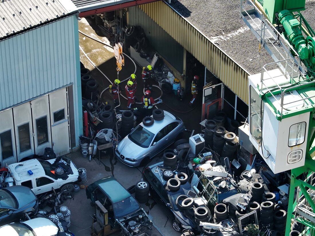 Am Freitagmittag brach in Rothenbrunnen ein Brand in einem Gewerbebetrieb aus. Die Feuerwehr Domleschg konnte das Feuer schnell unter Kontrolle bringen.