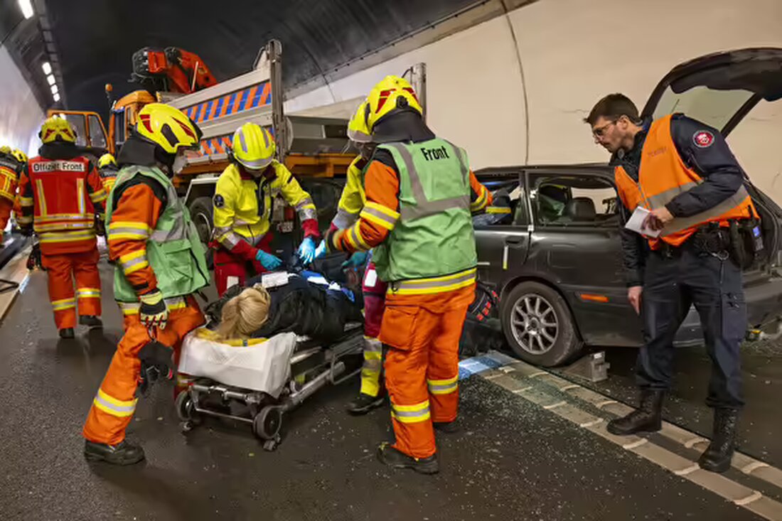 Im Loppertunnel A8 fand am 31. Oktober 2024 eine Einsatzübung zur Bewältigung eines schweren Verkehrsunfalls mit zahlreichen Verletzten statt.