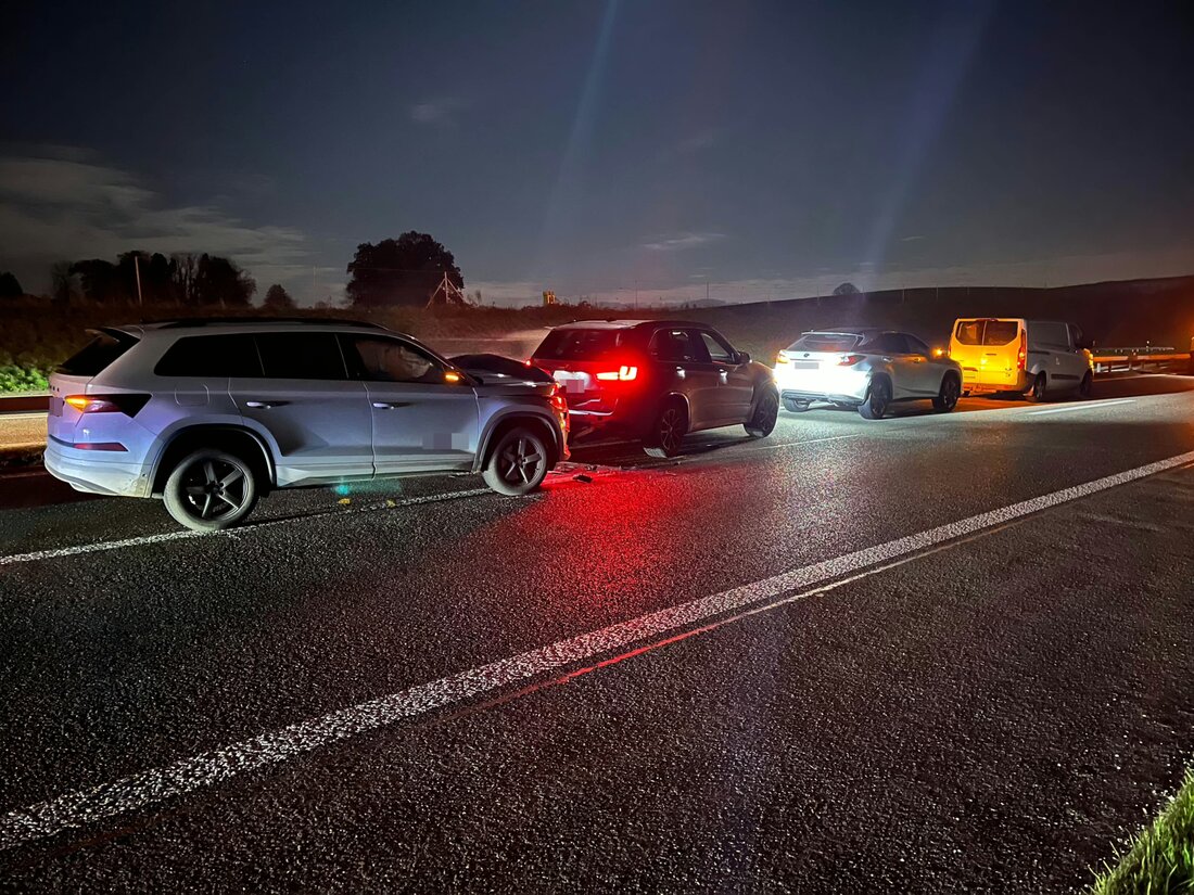 Bei einer Auffahrkollision mit vier Autos auf der A1 bei Matzingen entstand am Donnerstagabend erheblicher Sachschaden und es kam zu einem Rückstau.