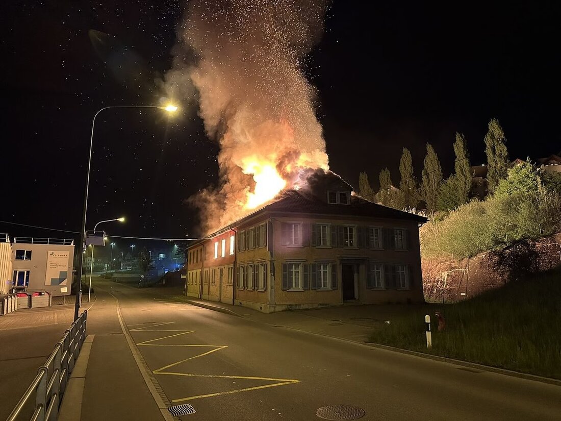 In Herisau brach am 1. Mai 2025 frühmorgens ein Brand in einem Wohn- und Geschäftshaus aus; Feuerwehr brachte ihn unter Kontrolle.